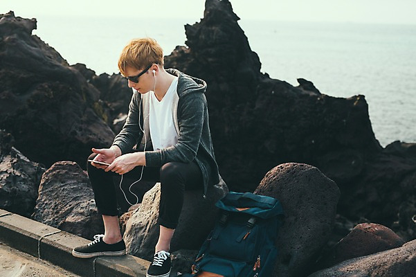 포토 JPG 주간 전신 서양인 외국인 남자 맨라이프 이어폰 여행 배낭 휴식 한명 앉기 20대 성인 해변 야외 앞모습 선글라스 제주도 음악감상 바위 성인남자한명만 국내포토 자연요소 1 라이프스타일 안경 바다 뷰포인트 음향기기 컨셉 가방 모션 한국 사람 인종 청년 감상 돌_바위 남자한명만 성인남자만 파일형식