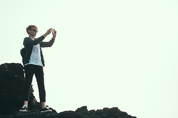 포토 JPG 주간 전신 서양인 외국인 남자 여유 맨라이프 여행 한명 서기 들기 20대 성인 해변 야외 앞모습 스마트폰 선글라스 제주도 사진촬영 성인남자한명만 국내포토 자연요소 1 라이프스타일 감정 안경 바다 뷰포인트 모션 한국 사람 인종 청년 핸드폰 스마트기기 촬영 남자한명만 성인남자만 파일형식