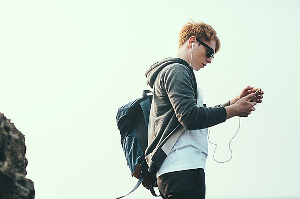 포토 JPG 주간 서양인 외국인 남자 여유 맨라이프 이어폰 여행 한명 서기 들기 상반신 20대 성인 해변 야외 옆모습 스마트폰 선글라스 제주도 성인남자한명만 국내포토 자연요소 1 라이프스타일 감정 안경 바다 뷰포인트 음향기기 모션 한국 사람 인종 청년 핸드폰 스마트기기 남자한명만 성인남자만 파일형식