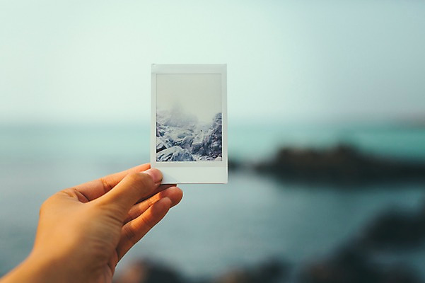 포토 JPG 주간 서양인 외국인 손 남자 여유 맨라이프 여행 한명 들기 20대 성인 해변 야외 신체부위 제주도 폴라로이드사진 성인남자한명만 국내포토 자연요소 1 라이프스타일 감정 바다 모션 한국 사람 인종 청년 폴라로이드 남자한명만 성인남자만 파일형식