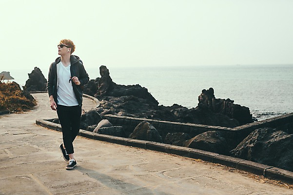 포토 JPG 주간 전신 서양인 외국인 남자 여유 맨라이프 여행 한명 20대 성인 해변 야외 앞모습 선글라스 제주도 걷기 성인남자한명만 국내포토 자연요소 1 라이프스타일 감정 안경 바다 뷰포인트 모션 한국 사람 인종 청년 남자한명만 성인남자만 파일형식