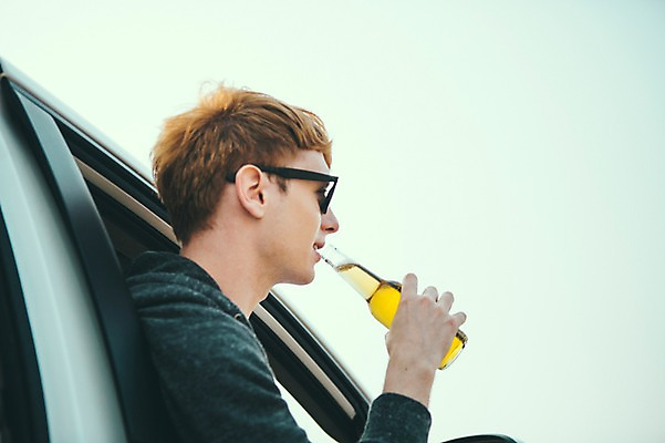 포토 JPG 주간 서양인 외국인 남자 맨라이프 여행 자동차 맥주 한명 들기 상반신 20대 성인 해변 야외 옆모습 선글라스 제주도 즐거움 성인남자한명만 혼족 혼여족 국내포토 자연요소 1 라이프스타일 감정 안경 육상교통 바다 뷰포인트 모션 주류 한국 사람 인종 청년 싱글라이프 남자한명만 성인남자만 파일형식