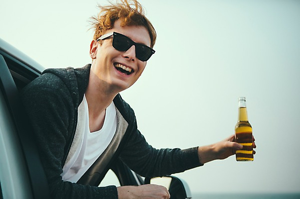 포토 JPG 주간 서양인 외국인 남자 맨라이프 여행 자동차 맥주 한명 미소 들기 20대 성인 해변 야외 앞모습 선글라스 제주도 즐거움 성인남자한명만 혼족 혼여족 국내포토 자연요소 1 라이프스타일 감정 안경 육상교통 바다 뷰포인트 모션 주류 한국 표정 사람 인종 청년 싱글라이프 남자한명만 성인남자만 파일형식