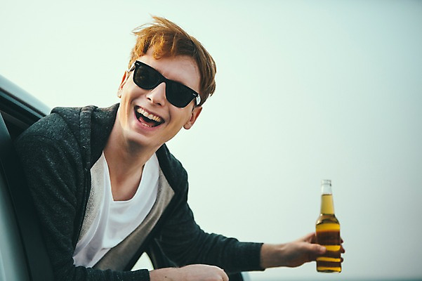 포토 JPG 주간 서양인 외국인 남자 맨라이프 여행 자동차 맥주 한명 미소 들기 상반신 20대 성인 해변 야외 앞모습 선글라스 제주도 즐거움 성인남자한명만 혼족 혼여족 국내포토 자연요소 1 라이프스타일 감정 안경 육상교통 바다 뷰포인트 모션 주류 한국 표정 사람 인종 청년 싱글라이프 남자한명만 성인남자만 파일형식