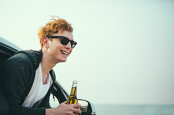 포토 JPG 주간 서양인 외국인 남자 맨라이프 여행 자동차 맥주 한명 미소 들기 20대 성인 해변 야외 옆모습 선글라스 제주도 즐거움 성인남자한명만 혼족 혼여족 국내포토 자연요소 1 라이프스타일 감정 안경 육상교통 바다 뷰포인트 모션 주류 한국 표정 사람 인종 청년 싱글라이프 남자한명만 성인남자만 파일형식