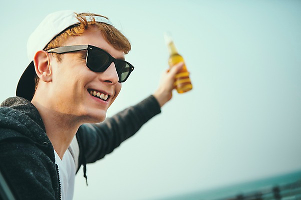 포토 JPG 주간 서양인 외국인 남자 맨라이프 여행 맥주 한명 미소 들기 상반신 20대 성인 해변 야외 옆모습 선글라스 제주도 즐거움 성인남자한명만 혼족 혼여족 국내포토 자연요소 1 라이프스타일 감정 안경 바다 뷰포인트 모션 주류 한국 표정 사람 인종 청년 싱글라이프 남자한명만 성인남자만 파일형식