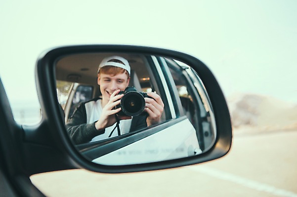 포토 JPG 주간 서양인 외국인 남자 맨라이프 여행 한명 미소 들기 상반신 20대 성인 해변 야외 앞모습 제주도 카메라 즐거움 백미러 안식처 성인남자한명만 국내포토 자연요소 1 라이프스타일 감정 바다 뷰포인트 모션 휴식 한국 표정 사람 인종 청년 전자제품 남자한명만 성인남자만 파일형식
