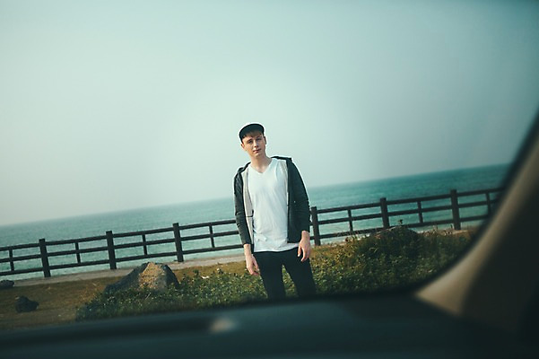 포토 JPG 주간 서양인 외국인 남자 맨라이프 여행 휴식 한명 서기 상반신 20대 성인 해변 야외 앞모습 제주도 성인남자한명만 국내포토 자연요소 1 라이프스타일 바다 뷰포인트 컨셉 모션 한국 사람 인종 청년 남자한명만 성인남자만 파일형식