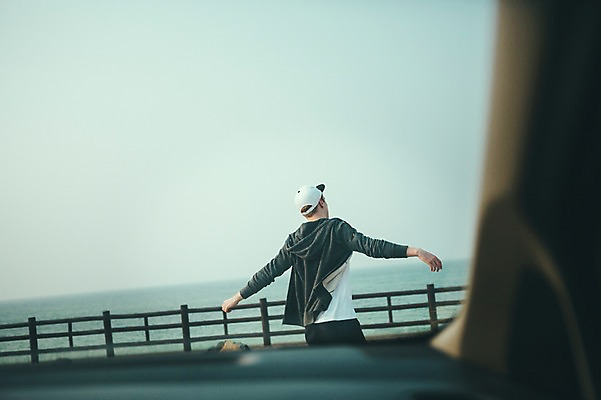 포토 JPG 주간 서양인 외국인 남자 맨라이프 여행 팔벌리기 휴식 한명 상반신 20대 성인 해변 야외 뒷모습 제주도 성인남자한명만 국내포토 자연요소 1 라이프스타일 바다 뷰포인트 컨셉 모션 한국 사람 인종 청년 남자한명만 성인남자만 파일형식