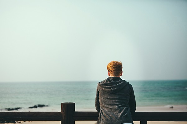 포토 JPG 주간 서양인 외국인 남자 맨라이프 여행 휴식 한명 앉기 상반신 20대 성인 해변 야외 뒷모습 제주도 성인남자한명만 국내포토 자연요소 1 라이프스타일 바다 뷰포인트 컨셉 모션 한국 사람 인종 청년 남자한명만 성인남자만 파일형식