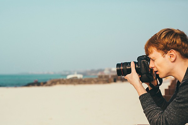 포토 JPG 주간 서양인 외국인 남자 맨라이프 여행 휴식 한명 서기 들기 상반신 20대 성인 해변 야외 옆모습 제주도 카메라 사진촬영 성인남자한명만 국내포토 자연요소 1 라이프스타일 바다 뷰포인트 컨셉 모션 한국 사람 인종 청년 전자제품 촬영 남자한명만 성인남자만 파일형식