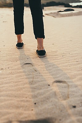 포토 JPG 주간 서양인 외국인 남자 맨라이프 여행 휴식 한명 20대 성인 해변 야외 뒷모습 모래사장 제주도 걷기 하반신 다리 발자국 성인남자한명만 국내포토 자연요소 1 라이프스타일 바다 뷰포인트 컨셉 자국 모션 한국 사람 인종 청년 신체부위 남자한명만 성인남자만 파일형식
