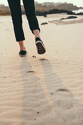 포토 JPG 주간 서양인 외국인 남자 맨라이프 여행 휴식 한명 20대 성인 해변 야외 뒷모습 모래사장 제주도 걷기 하반신 다리 발자국 안식처 성인남자한명만 국내포토 자연요소 1 라이프스타일 바다 뷰포인트 컨셉 자국 모션 한국 사람 인종 청년 신체부위 남자한명만 성인남자만 파일형식