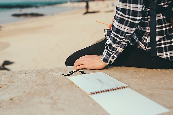 포토 JPG 주간 서양인 외국인 남자 맨라이프 여행 휴식 한명 앉기 20대 성인 해변 야외 옆모습 제주도 하반신 그리기 스프링노트 성인남자한명만 국내포토 자연요소 1 라이프스타일 바다 뷰포인트 컨셉 모션 한국 사람 인종 청년 공책 남자한명만 성인남자만 파일형식
