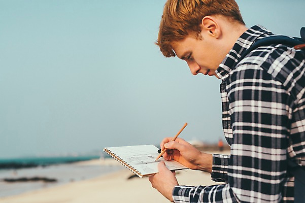 포토 JPG 주간 서양인 외국인 남자 맨라이프 여행 휴식 한명 앉기 상반신 20대 성인 해변 야외 옆모습 제주도 그리기 스프링노트 성인남자한명만 국내포토 자연요소 1 라이프스타일 바다 뷰포인트 컨셉 모션 한국 사람 인종 청년 공책 남자한명만 성인남자만 파일형식