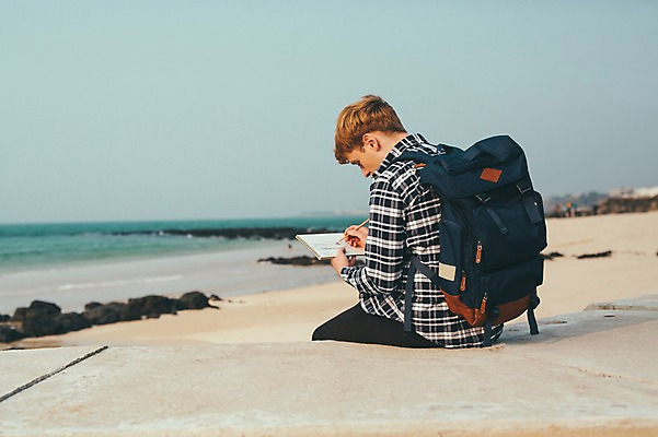 포토 JPG 주간 서양인 외국인 남자 맨라이프 여행 배낭 휴식 한명 앉기 20대 성인 해변 야외 뒷모습 제주도 그리기 성인남자한명만 국내포토 자연요소 1 라이프스타일 바다 뷰포인트 컨셉 가방 모션 한국 사람 인종 청년 남자한명만 성인남자만 파일형식