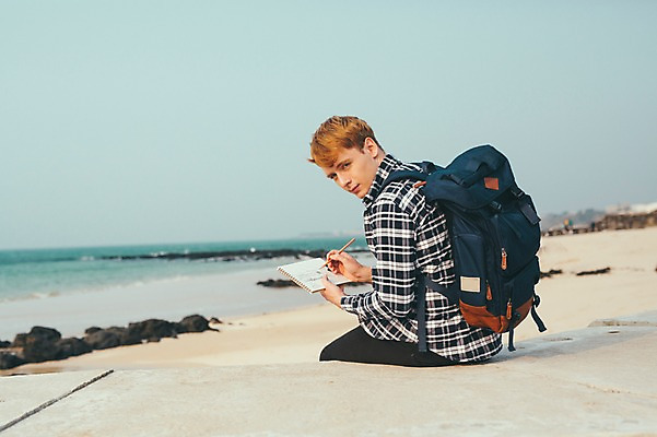 포토 JPG 주간 서양인 외국인 남자 맨라이프 여행 배낭 휴식 한명 앉기 상반신 20대 성인 해변 야외 옆모습 제주도 그리기 성인남자한명만 국내포토 자연요소 1 라이프스타일 바다 뷰포인트 컨셉 가방 모션 한국 사람 인종 청년 남자한명만 성인남자만 파일형식