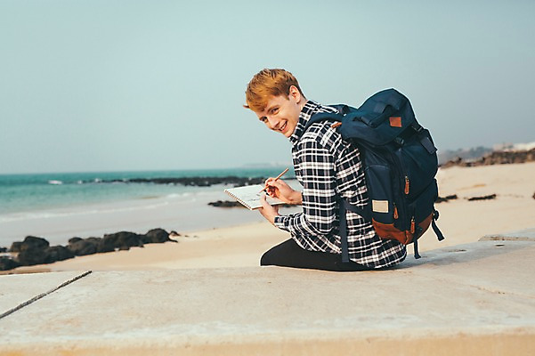 포토 JPG 주간 서양인 외국인 남자 맨라이프 여행 배낭 휴식 한명 미소 앉기 상반신 20대 성인 해변 야외 옆모습 제주도 그리기 성인남자한명만 국내포토 자연요소 1 라이프스타일 바다 뷰포인트 컨셉 가방 모션 한국 표정 사람 인종 청년 남자한명만 성인남자만 파일형식