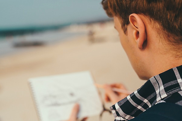 포토 JPG 주간 서양인 외국인 남자 맨라이프 여행 휴식 한명 들기 앉기 20대 성인 해변 야외 옆모습 아웃포커스 제주도 그리기 스프링노트 성인남자한명만 국내포토 자연요소 1 라이프스타일 바다 뷰포인트 컨셉 모션 한국 촬영기법 사람 인종 청년 공책 남자한명만 성인남자만 파일형식