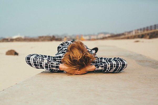 포토 JPG 주간 전신 서양인 외국인 남자 맨라이프 여행 휴식 한명 20대 성인 해변 야외 눕기 제주도 성인남자한명만 국내포토 자연요소 1 라이프스타일 바다 컨셉 모션 한국 사람 인종 청년 남자한명만 성인남자만 파일형식