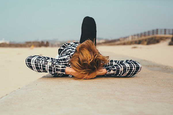 포토 JPG 주간 전신 서양인 외국인 남자 맨라이프 여행 휴식 한명 20대 성인 해변 야외 눕기 제주도 성인남자한명만 국내포토 자연요소 1 라이프스타일 바다 컨셉 모션 한국 사람 인종 청년 남자한명만 성인남자만 파일형식