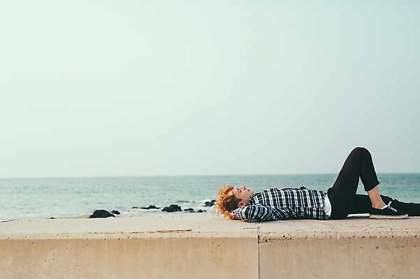 포토 JPG 주간 전신 서양인 외국인 남자 맨라이프 여행 휴식 한명 20대 성인 해변 야외 옆모습 눕기 제주도 성인남자한명만 국내포토 자연요소 1 라이프스타일 바다 뷰포인트 컨셉 모션 한국 사람 인종 청년 남자한명만 성인남자만 파일형식