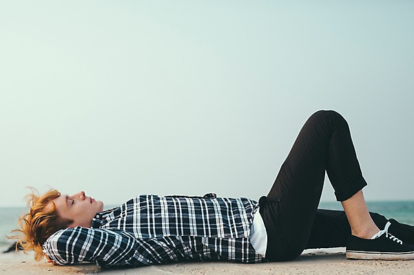 포토 JPG 주간 전신 서양인 외국인 남자 맨라이프 여행 휴식 한명 20대 성인 해변 야외 옆모습 눕기 제주도 성인남자한명만 국내포토 자연요소 1 라이프스타일 바다 뷰포인트 컨셉 모션 한국 사람 인종 청년 남자한명만 성인남자만 파일형식