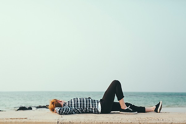 포토 JPG 주간 전신 서양인 외국인 남자 맨라이프 여행 휴식 한명 20대 성인 해변 야외 옆모습 눕기 제주도 성인남자한명만 국내포토 자연요소 1 라이프스타일 바다 뷰포인트 컨셉 모션 한국 사람 인종 청년 남자한명만 성인남자만 파일형식