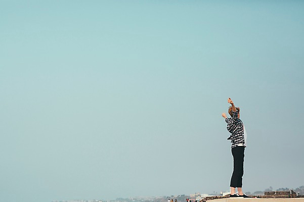 포토 JPG 주간 전신 서양인 외국인 남자 맨라이프 여행 팔벌리기 휴식 한명 서기 20대 성인 해변 야외 옆모습 제주도 자유 성인남자한명만 국내포토 자연요소 1 라이프스타일 바다 뷰포인트 컨셉 모션 한국 사람 인종 청년 남자한명만 성인남자만 파일형식