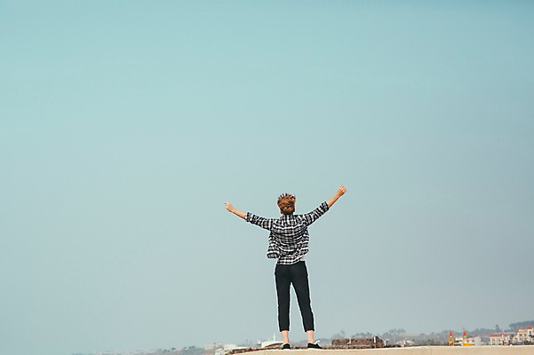 포토 JPG 주간 전신 서양인 외국인 남자 맨라이프 여행 팔벌리기 휴식 한명 서기 20대 성인 해변 야외 뒷모습 제주도 자유 성인남자한명만 국내포토 자연요소 1 라이프스타일 바다 뷰포인트 컨셉 모션 한국 사람 인종 청년 남자한명만 성인남자만 파일형식