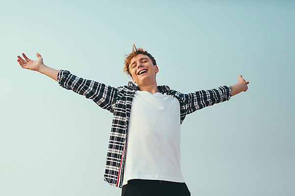 포토 JPG 주간 서양인 외국인 남자 맨라이프 여행 팔벌리기 휴식 한명 서기 상반신 20대 성인 해변 야외 앞모습 제주도 자유 성인남자한명만 국내포토 자연요소 1 라이프스타일 바다 뷰포인트 컨셉 모션 한국 사람 인종 청년 남자한명만 성인남자만 파일형식