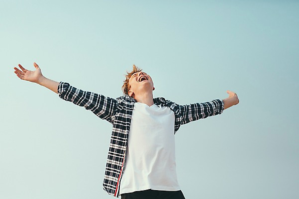 포토 JPG 주간 서양인 외국인 남자 맨라이프 여행 팔벌리기 휴식 한명 서기 상반신 20대 성인 해변 야외 앞모습 제주도 자유 성인남자한명만 국내포토 자연요소 1 라이프스타일 바다 뷰포인트 컨셉 모션 한국 사람 인종 청년 남자한명만 성인남자만 파일형식