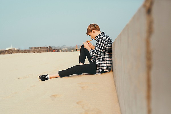 포토 JPG 주간 전신 서양인 외국인 남자 맨라이프 여행 휴식 한명 앉기 20대 성인 해변 야외 옆모습 제주도 편지쓰기 성인남자한명만 국내포토 자연요소 1 라이프스타일 바다 뷰포인트 컨셉 모션 한국 사람 인종 청년 기록 편지 남자한명만 성인남자만 파일형식