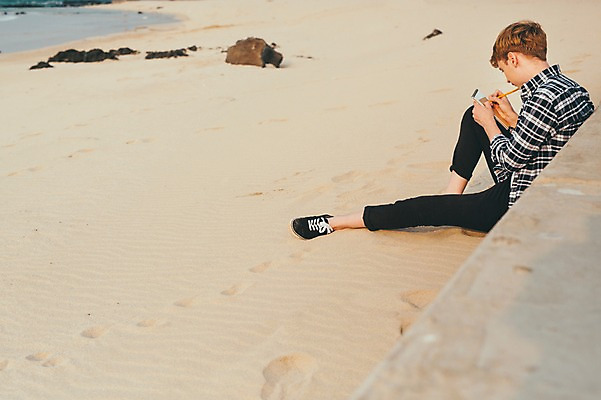 포토 JPG 주간 전신 서양인 외국인 남자 맨라이프 여행 휴식 한명 앉기 20대 성인 해변 야외 옆모습 제주도 편지쓰기 성인남자한명만 국내포토 자연요소 1 라이프스타일 바다 뷰포인트 컨셉 모션 한국 사람 인종 청년 기록 편지 남자한명만 성인남자만 파일형식
