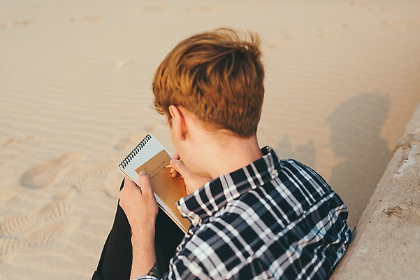 포토 JPG 주간 서양인 외국인 남자 맨라이프 여행 휴식 한명 앉기 상반신 20대 성인 해변 야외 옆모습 제주도 편지쓰기 성인남자한명만 국내포토 자연요소 1 라이프스타일 바다 뷰포인트 컨셉 모션 한국 사람 인종 청년 기록 편지 남자한명만 성인남자만 파일형식