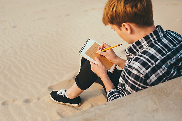 포토 JPG 주간 전신 서양인 외국인 남자 맨라이프 여행 휴식 한명 앉기 20대 성인 해변 야외 옆모습 제주도 편지쓰기 성인남자한명만 국내포토 자연요소 1 라이프스타일 바다 뷰포인트 컨셉 모션 한국 사람 인종 청년 기록 편지 남자한명만 성인남자만 파일형식