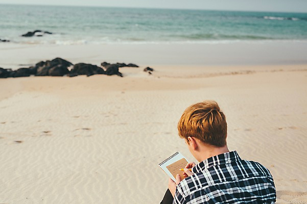 포토 JPG 주간 서양인 외국인 남자 맨라이프 여행 휴식 한명 앉기 상반신 20대 성인 해변 야외 뒷모습 제주도 편지쓰기 성인남자한명만 국내포토 자연요소 1 라이프스타일 바다 뷰포인트 컨셉 모션 한국 사람 인종 청년 기록 편지 남자한명만 성인남자만 파일형식