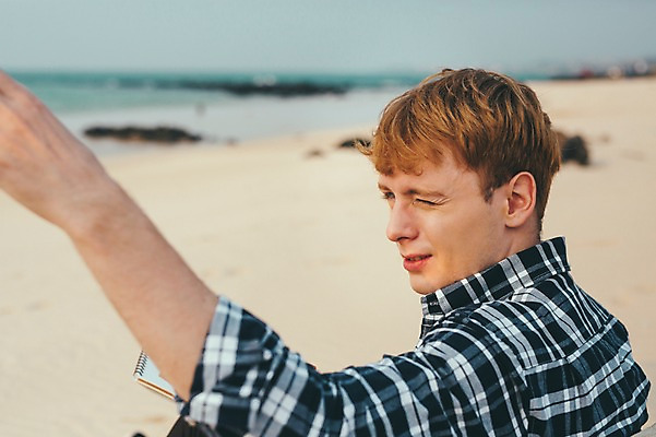 포토 JPG 주간 서양인 외국인 남자 맨라이프 여행 휴식 윙크 한명 앉기 상반신 20대 성인 해변 야외 옆모습 제주도 성인남자한명만 국내포토 자연요소 1 라이프스타일 바다 뷰포인트 컨셉 모션 한국 표정 사람 인종 청년 남자한명만 성인남자만 파일형식