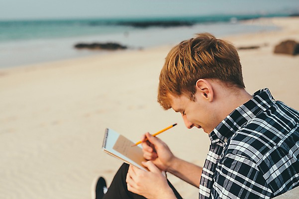 포토 JPG 주간 서양인 외국인 남자 맨라이프 여행 휴식 한명 미소 앉기 상반신 20대 성인 해변 야외 옆모습 제주도 편지쓰기 성인남자한명만 국내포토 자연요소 1 라이프스타일 바다 뷰포인트 컨셉 모션 한국 표정 사람 인종 청년 기록 편지 남자한명만 성인남자만 파일형식