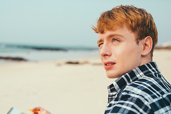 포토 JPG 주간 서양인 외국인 남자 맨라이프 여행 휴식 한명 앉기 상반신 20대 성인 해변 야외 옆모습 제주도 편지쓰기 성인남자한명만 국내포토 자연요소 1 라이프스타일 바다 뷰포인트 컨셉 모션 한국 사람 인종 청년 기록 편지 남자한명만 성인남자만 파일형식