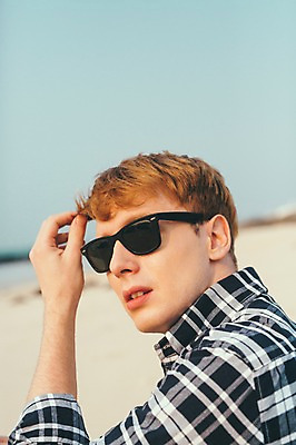 포토 JPG 주간 서양인 외국인 남자 맨라이프 여행 휴식 한명 앉기 상반신 20대 성인 해변 야외 옆모습 선글라스 제주도 성인남자한명만 국내포토 자연요소 1 라이프스타일 안경 바다 뷰포인트 컨셉 모션 한국 사람 인종 청년 남자한명만 성인남자만 파일형식