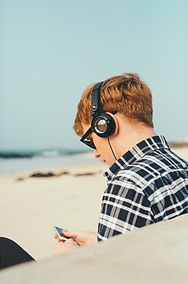 포토 JPG 주간 서양인 외국인 남자 맨라이프 여행 휴식 한명 앉기 상반신 20대 성인 해변 야외 옆모습 제주도 헤드셋 음악감상 성인남자한명만 국내포토 자연요소 1 라이프스타일 바다 뷰포인트 음향기기 컨셉 모션 한국 사람 인종 청년 헤드폰 감상 남자한명만 성인남자만 파일형식