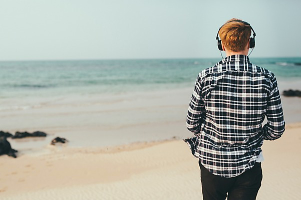 포토 JPG 주간 서양인 외국인 남자 맨라이프 여행 휴식 한명 서기 상반신 20대 성인 해변 야외 뒷모습 제주도 헤드셋 음악감상 성인남자한명만 국내포토 자연요소 1 라이프스타일 바다 뷰포인트 음향기기 컨셉 모션 한국 사람 인종 청년 헤드폰 감상 남자한명만 성인남자만 파일형식
