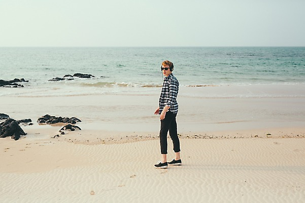 포토 JPG 주간 전신 서양인 외국인 남자 맨라이프 여행 휴식 한명 서기 20대 성인 해변 야외 뒷모습 선글라스 제주도 헤드셋 음악감상 뒤돌아보기 성인남자한명만 국내포토 자연요소 1 라이프스타일 안경 바다 뷰포인트 음향기기 컨셉 모션 한국 사람 인종 청년 헤드폰 감상 남자한명만 성인남자만 파일형식