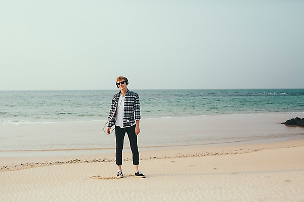 포토 JPG 주간 전신 서양인 외국인 남자 맨라이프 여행 휴식 한명 서기 20대 성인 해변 야외 앞모습 선글라스 제주도 헤드셋 음악감상 성인남자한명만 국내포토 자연요소 1 라이프스타일 안경 바다 뷰포인트 음향기기 컨셉 모션 한국 사람 인종 청년 헤드폰 감상 남자한명만 성인남자만 파일형식