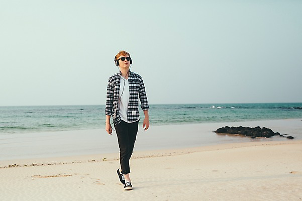 포토 JPG 주간 전신 서양인 외국인 남자 맨라이프 여행 휴식 한명 20대 성인 해변 야외 앞모습 선글라스 제주도 걷기 헤드셋 음악감상 성인남자한명만 국내포토 자연요소 1 라이프스타일 안경 바다 뷰포인트 음향기기 컨셉 모션 한국 사람 인종 청년 헤드폰 감상 남자한명만 성인남자만 파일형식