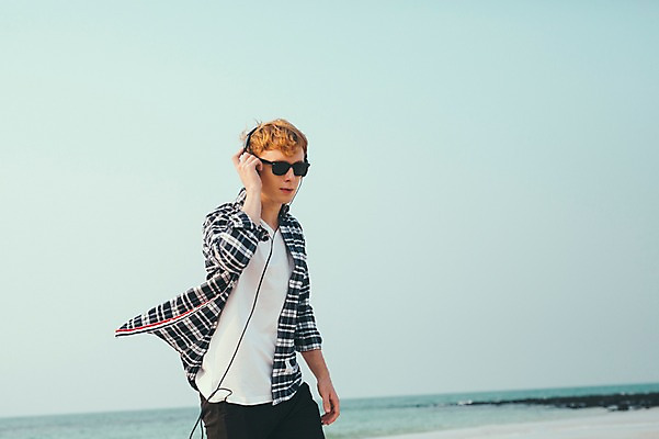 포토 JPG 주간 서양인 외국인 남자 맨라이프 여행 휴식 한명 상반신 20대 성인 해변 야외 앞모습 선글라스 제주도 걷기 헤드셋 음악감상 성인남자한명만 국내포토 자연요소 1 라이프스타일 안경 바다 뷰포인트 음향기기 컨셉 모션 한국 사람 인종 청년 헤드폰 감상 남자한명만 성인남자만 파일형식