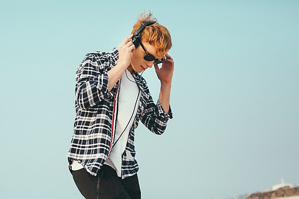 포토 JPG 주간 서양인 외국인 남자 맨라이프 여행 휴식 한명 서기 상반신 20대 성인 해변 야외 옆모습 선글라스 제주도 헤드셋 음악감상 성인남자한명만 국내포토 자연요소 1 라이프스타일 안경 바다 뷰포인트 음향기기 컨셉 모션 한국 사람 인종 청년 헤드폰 감상 남자한명만 성인남자만 파일형식