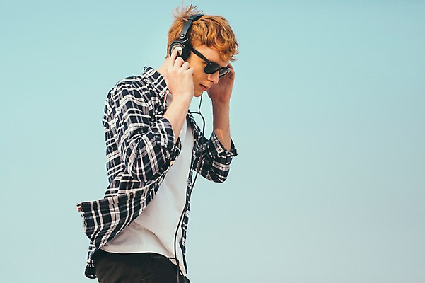 포토 JPG 주간 서양인 외국인 남자 맨라이프 여행 휴식 한명 서기 상반신 20대 성인 해변 야외 옆모습 제주도 헤드셋 음악감상 성인남자한명만 국내포토 자연요소 1 라이프스타일 바다 뷰포인트 음향기기 컨셉 모션 한국 사람 인종 청년 헤드폰 감상 남자한명만 성인남자만 파일형식