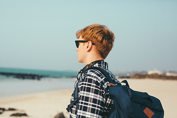 포토 JPG 주간 서양인 외국인 남자 맨라이프 여행 휴식 한명 서기 상반신 20대 성인 해변 야외 옆모습 선글라스 제주도 성인남자한명만 국내포토 자연요소 1 라이프스타일 안경 바다 뷰포인트 컨셉 모션 한국 사람 인종 청년 남자한명만 성인남자만 파일형식